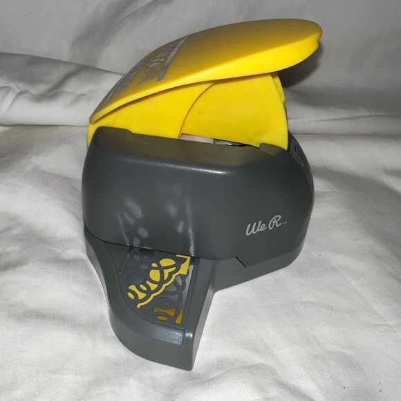 We R Memory Keepers Loop Border Edge Adjustable Paper Punch - Picture 2 of 3